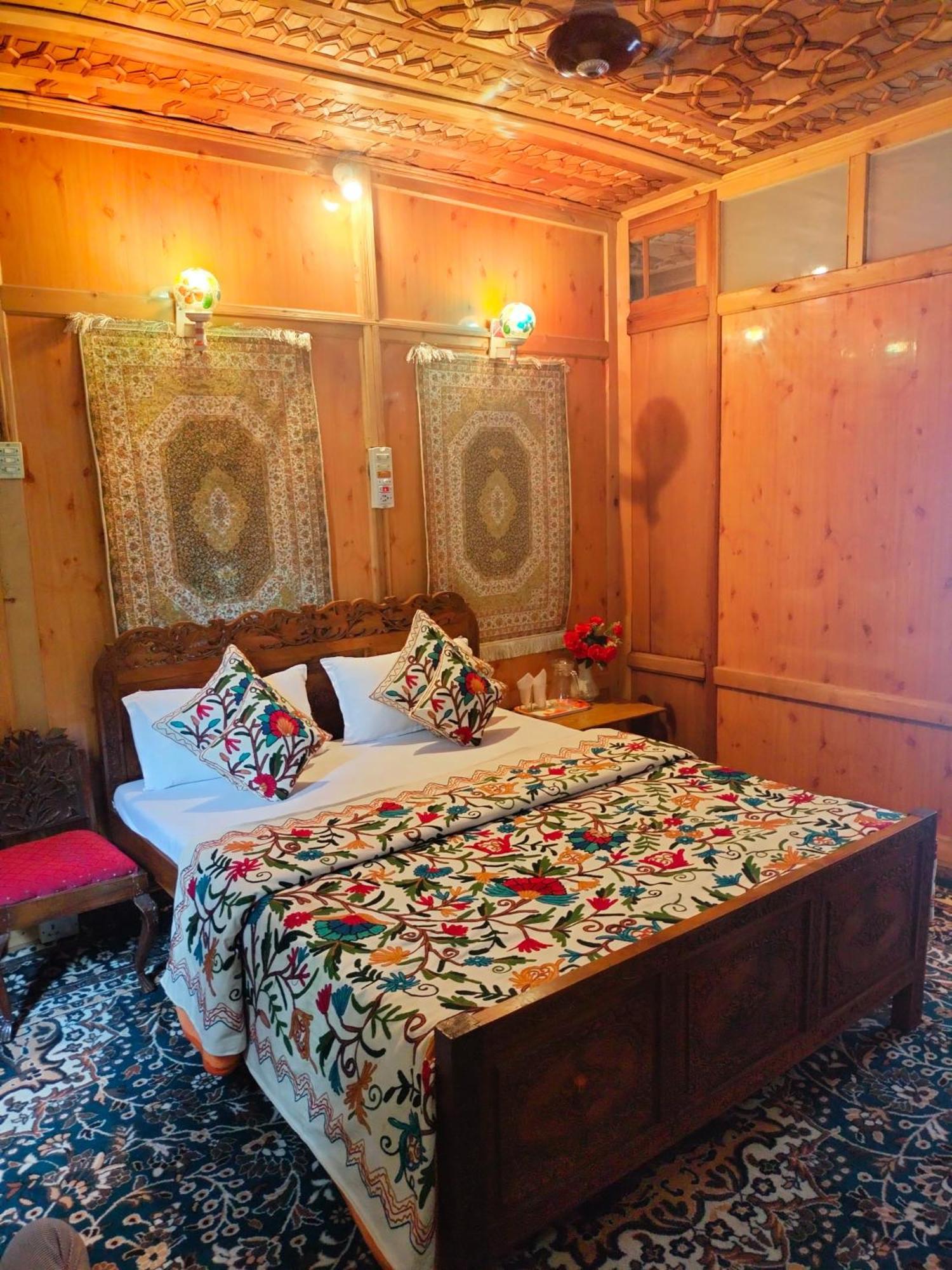 Heritage Amina Group Of Houseboats Botel