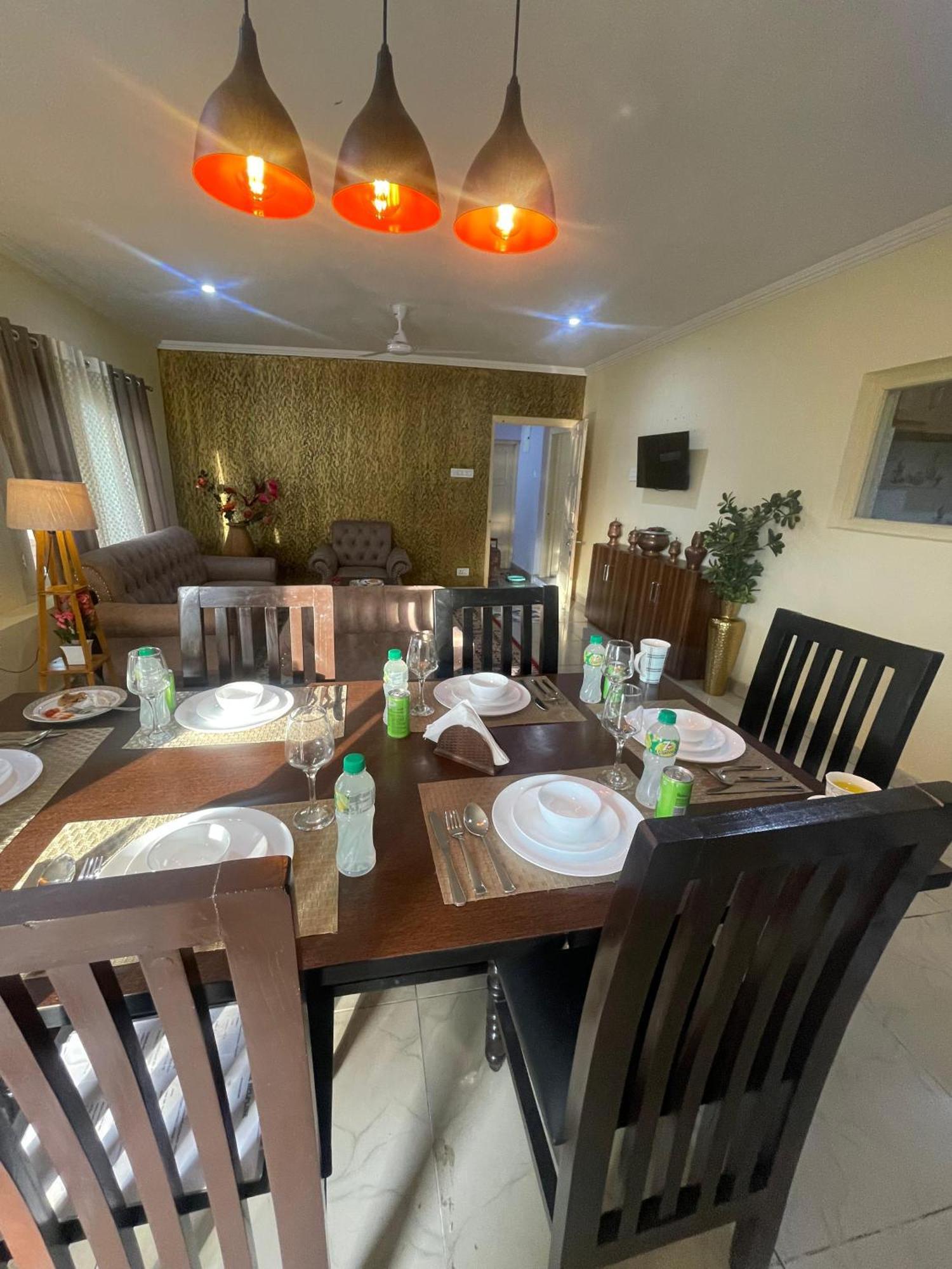 The Khayabaan - Luxurious Away From Hotel *