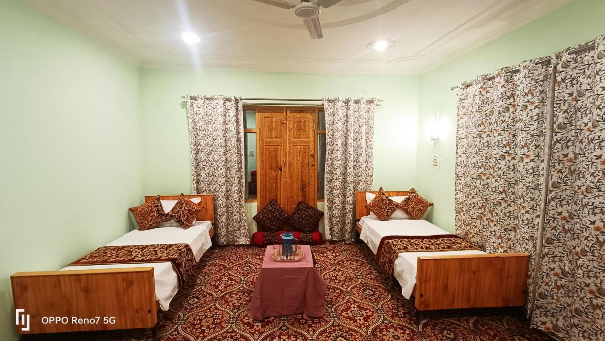 Moonshine Hostel Srinagar (Jammu and Kashmir)