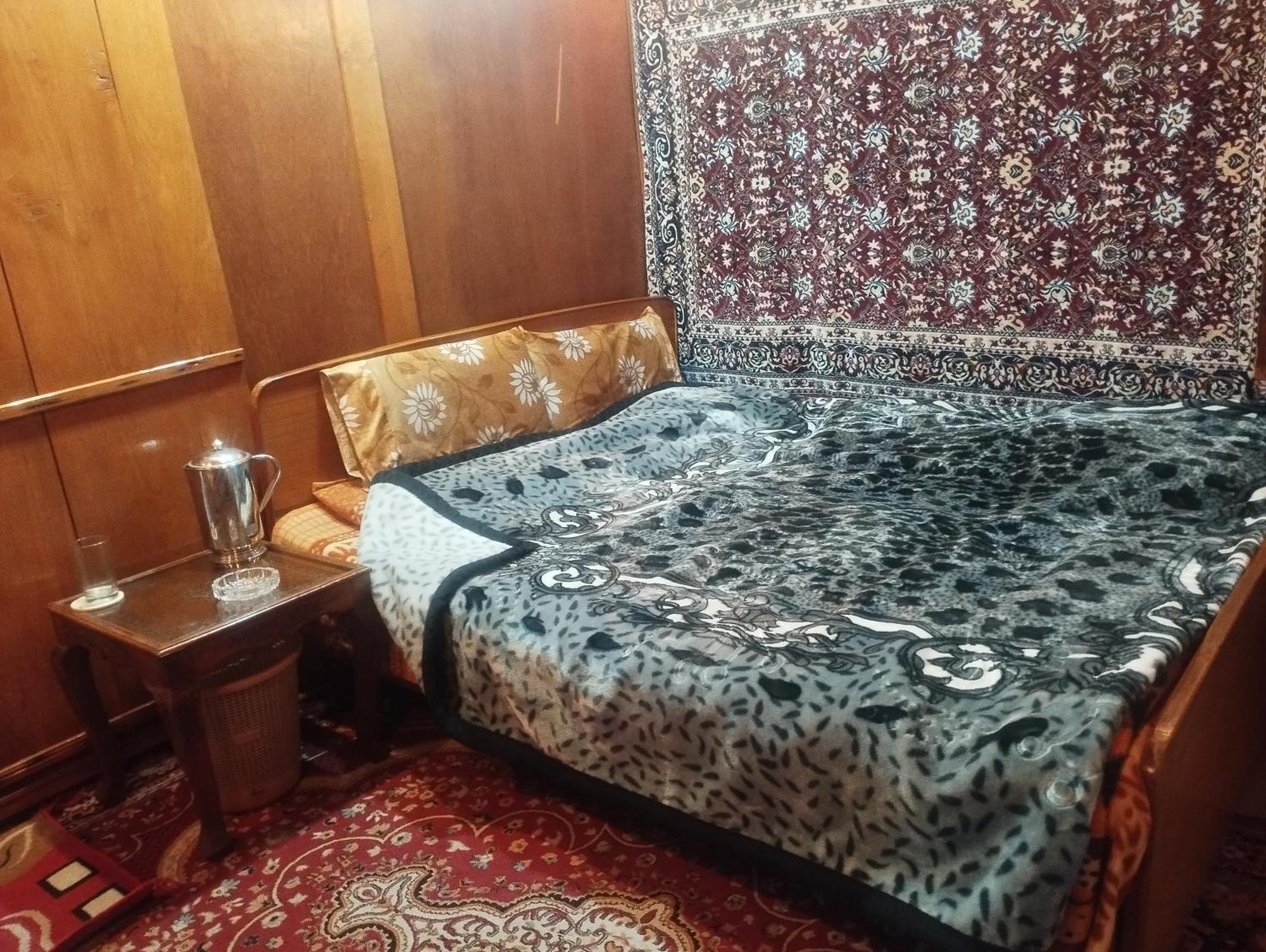 Pana 4 Boat House Homestay Srinagar (Jammu and Kashmir)