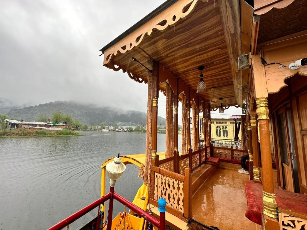 Houseboat New Jahangir And Morning Car Srinagar (Jammu and Kashmir)
