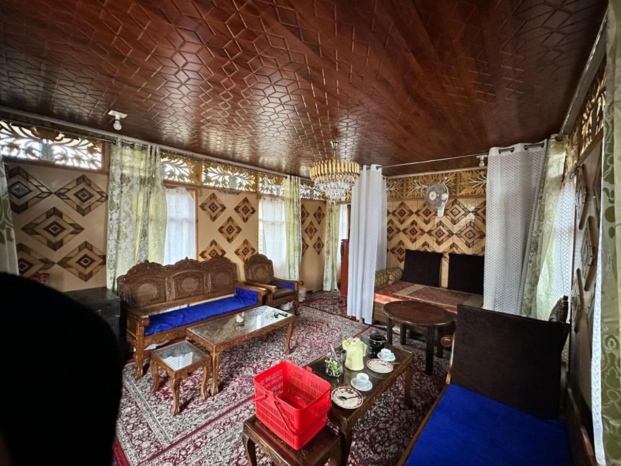 Houseboat New Jahangir And Morning Car 3* Srinagar (Jammu and Kashmir)