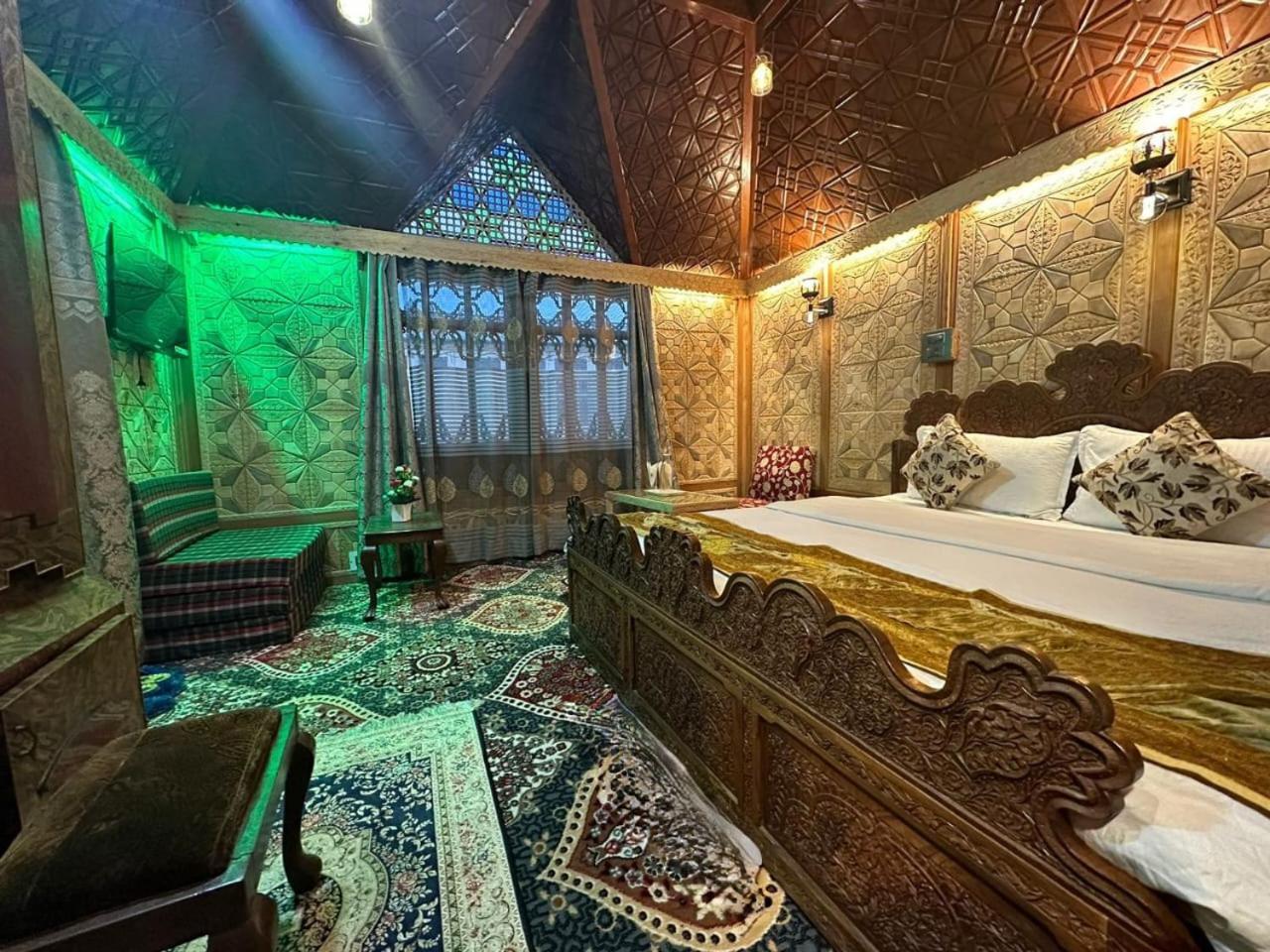 Hotel Heritage Amina Group Of Houseboats