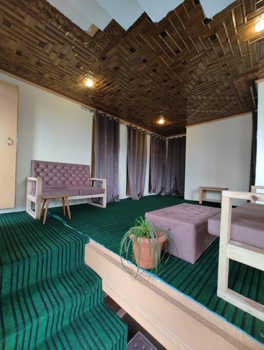 House With Kitchen *
