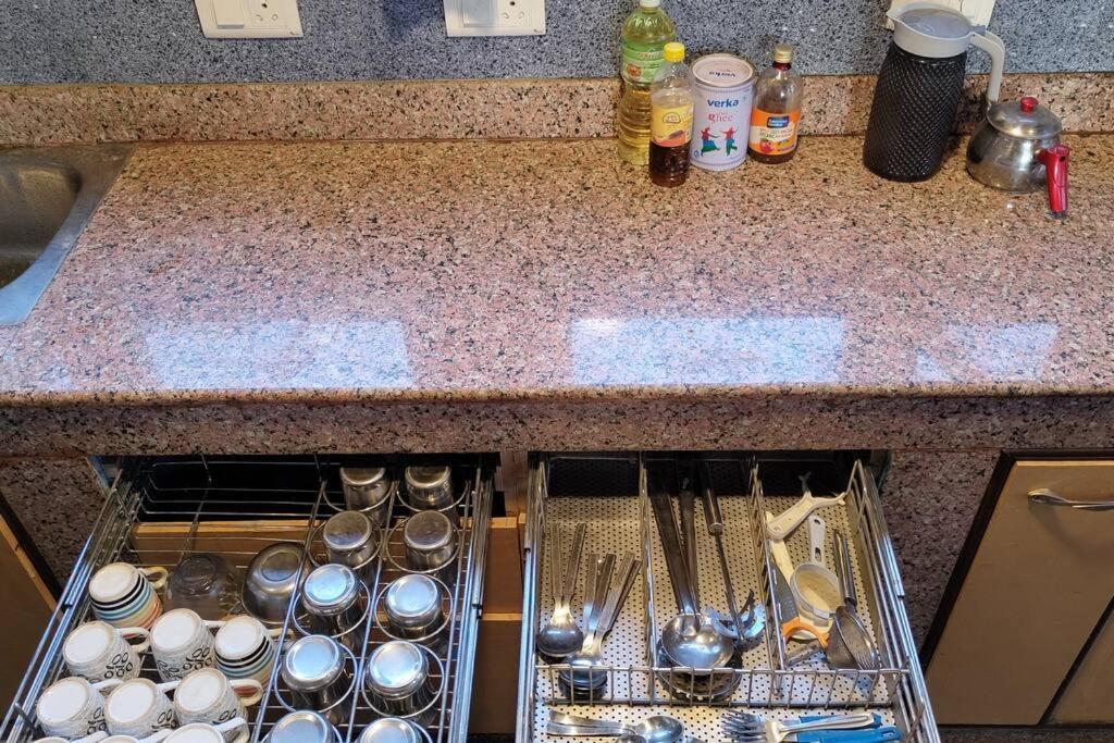 House With Kitchen *