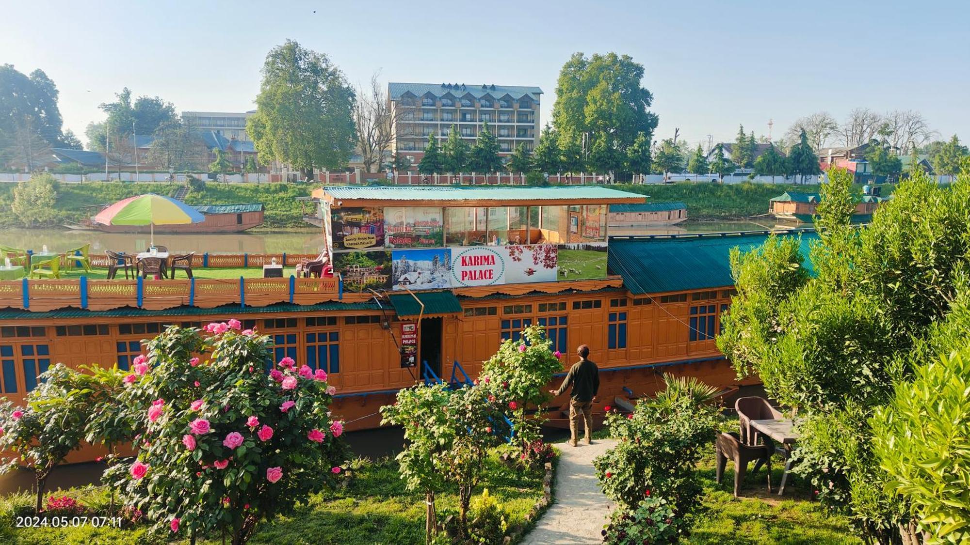 Houseboat Karima Palace Hotel