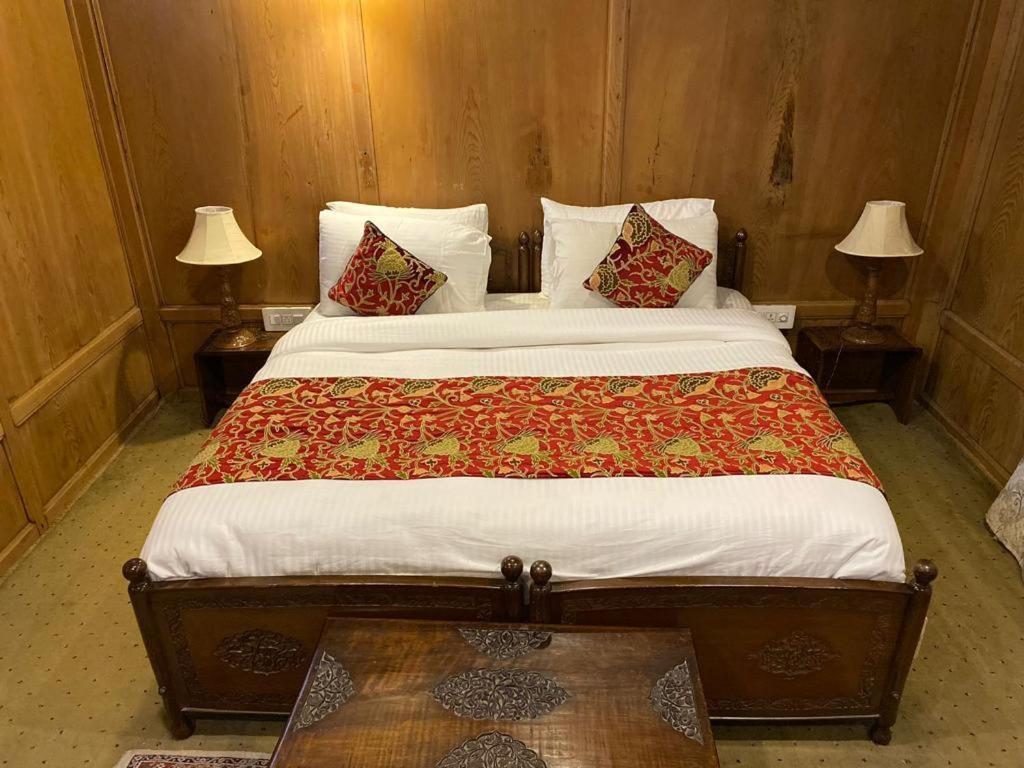 Bed & Breakfast Nazneen Group Of Houseboats
