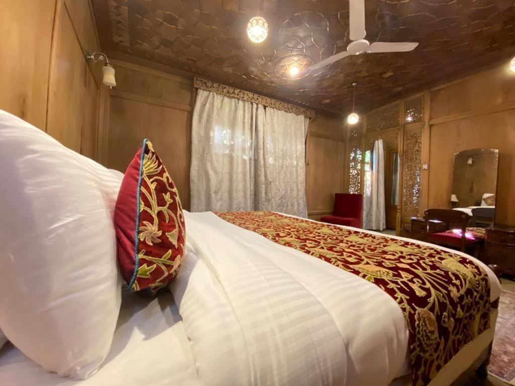 Bed & Breakfast Nazneen Group Of Houseboats