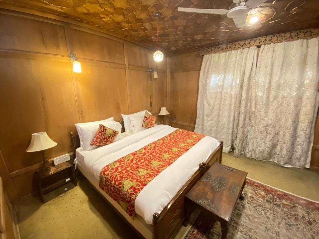 Nazneen Group Of Houseboats Bed & Breakfast 4*