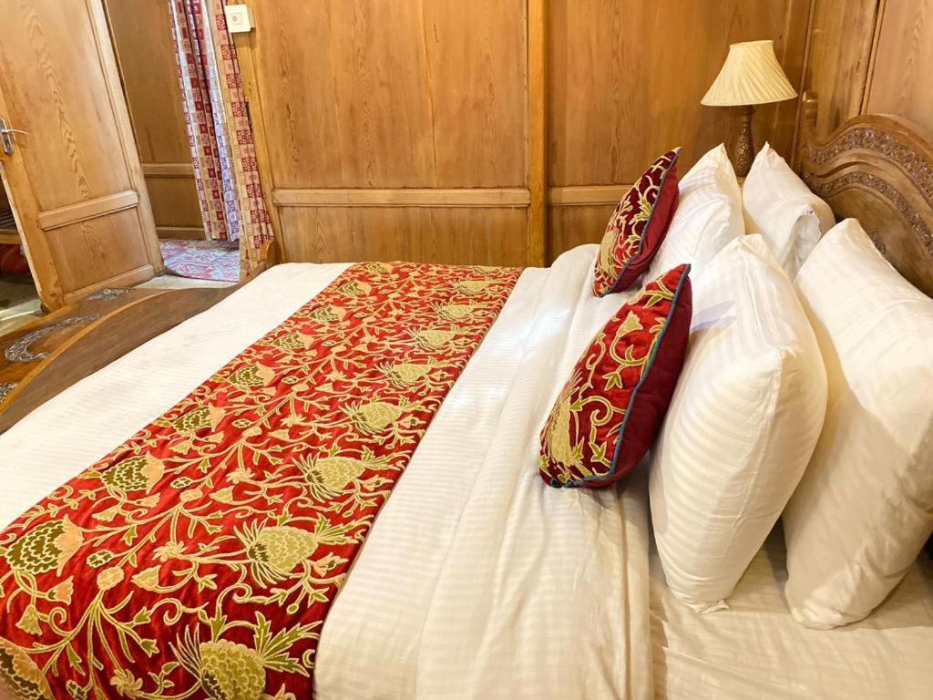 Nazneen Group Of Houseboats Bed & Breakfast