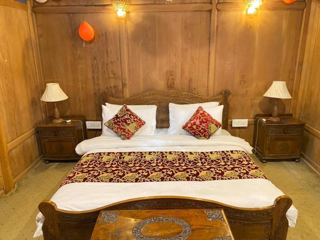 Bed & Breakfast Nazneen Group Of Houseboats