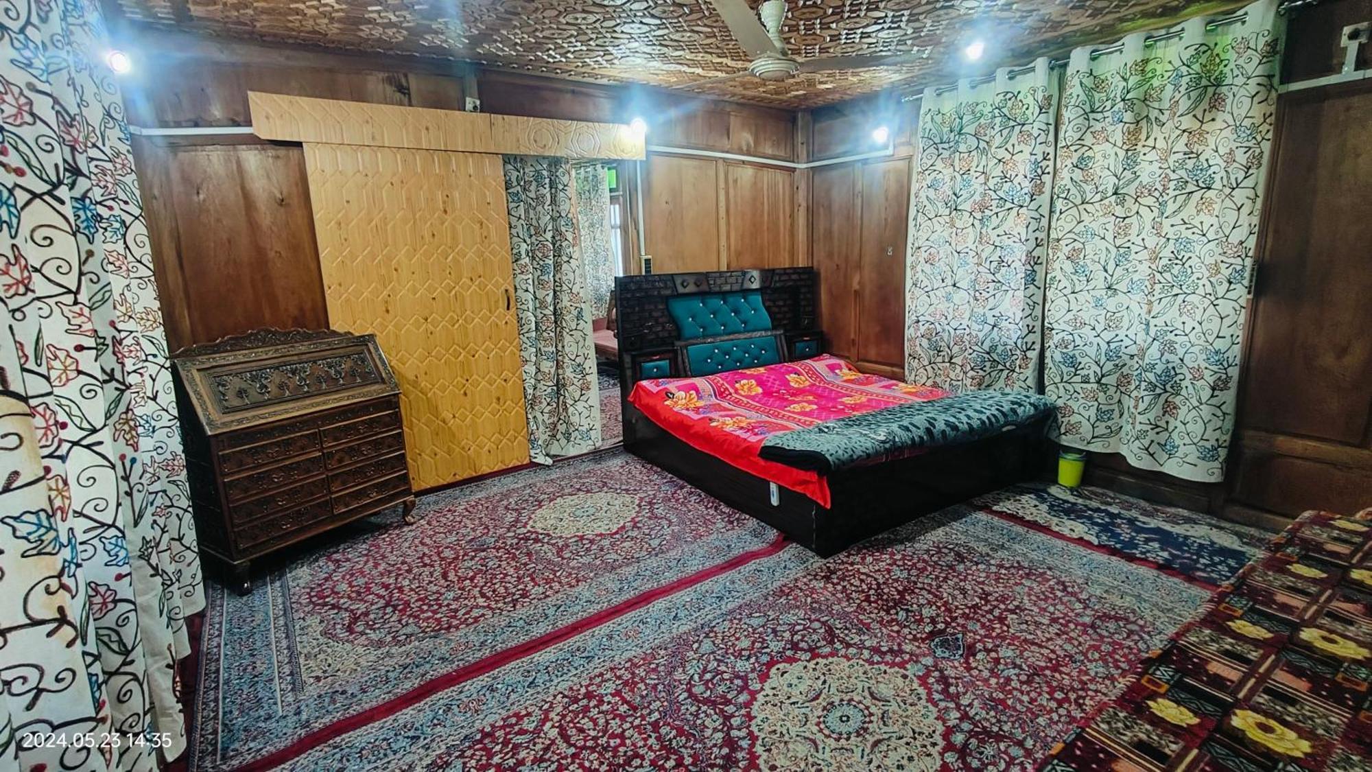 Houseboat Karima Palace Hotel