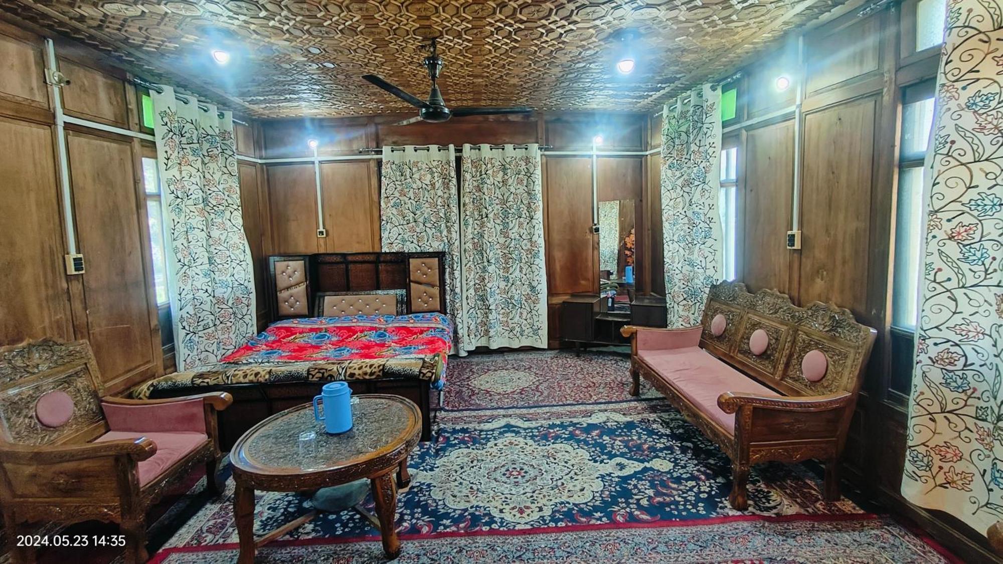 Houseboat Karima Palace Srinagar (Jammu and Kashmir)