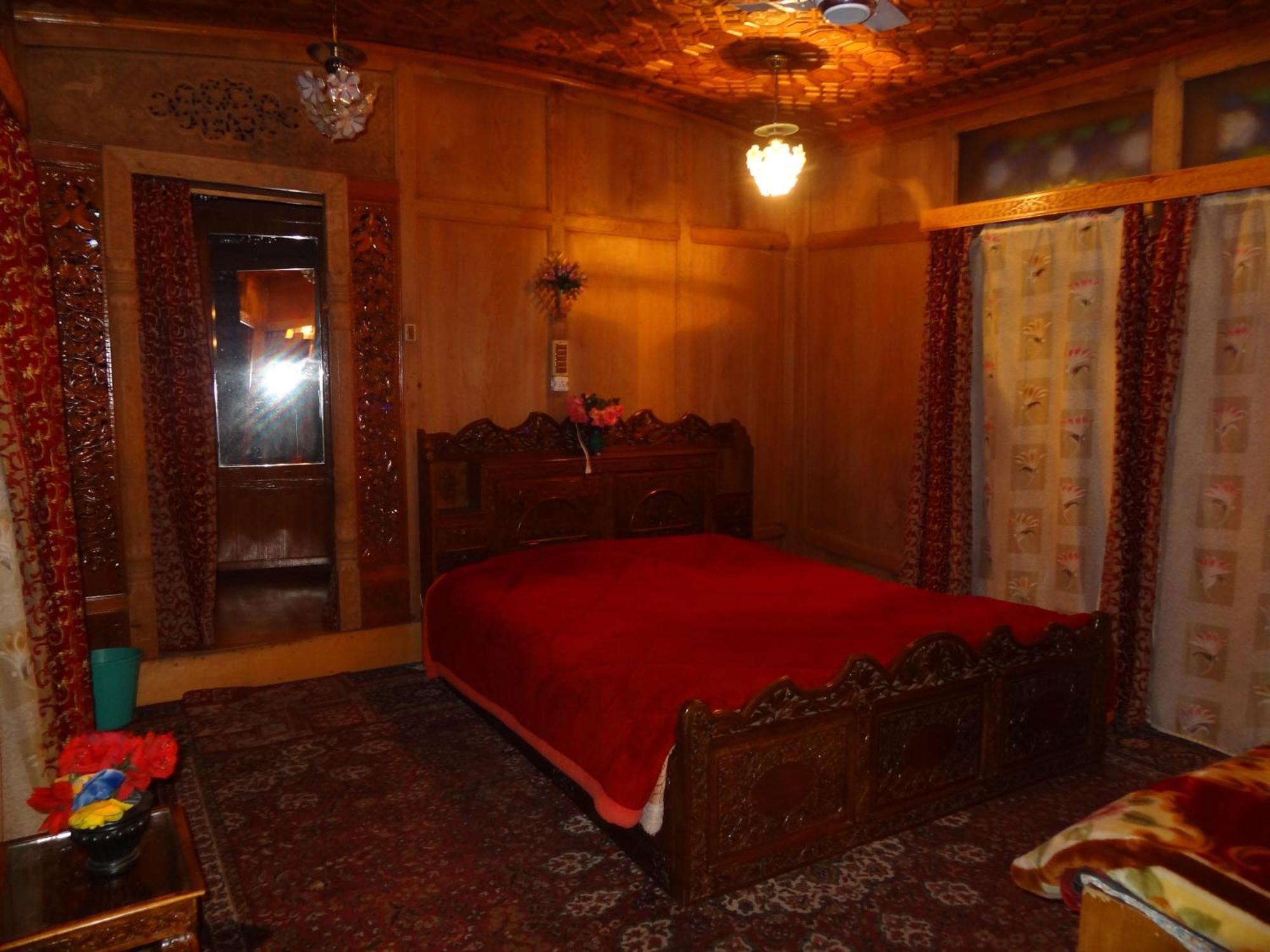 Botel Houseboat Moon Of Kashmir Srinagar (Jammu and Kashmir)
