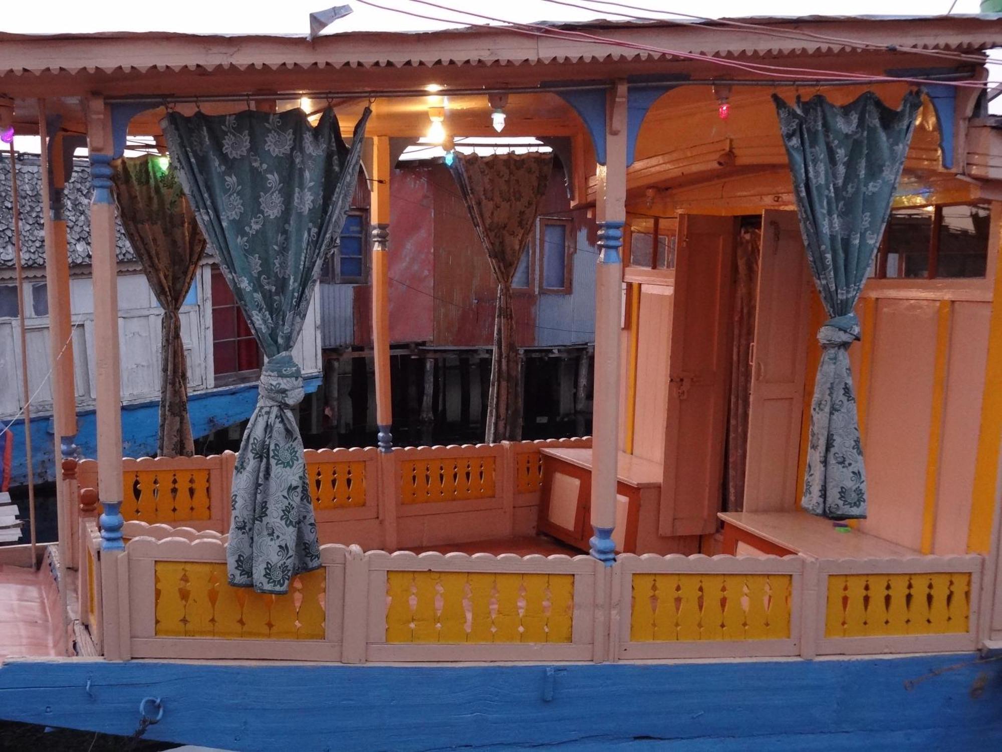 Houseboat Moon Of Kashmir Botel *