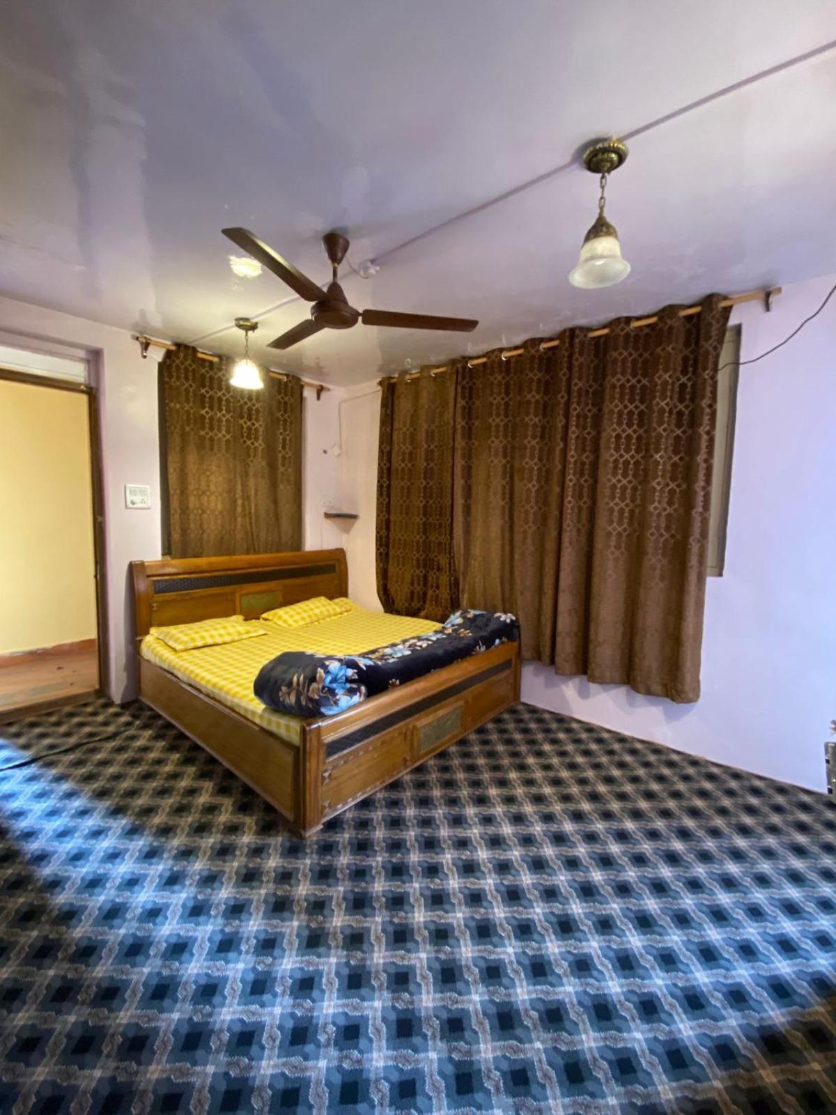 Hotel Gulistan Srinagar (Jammu and Kashmir)