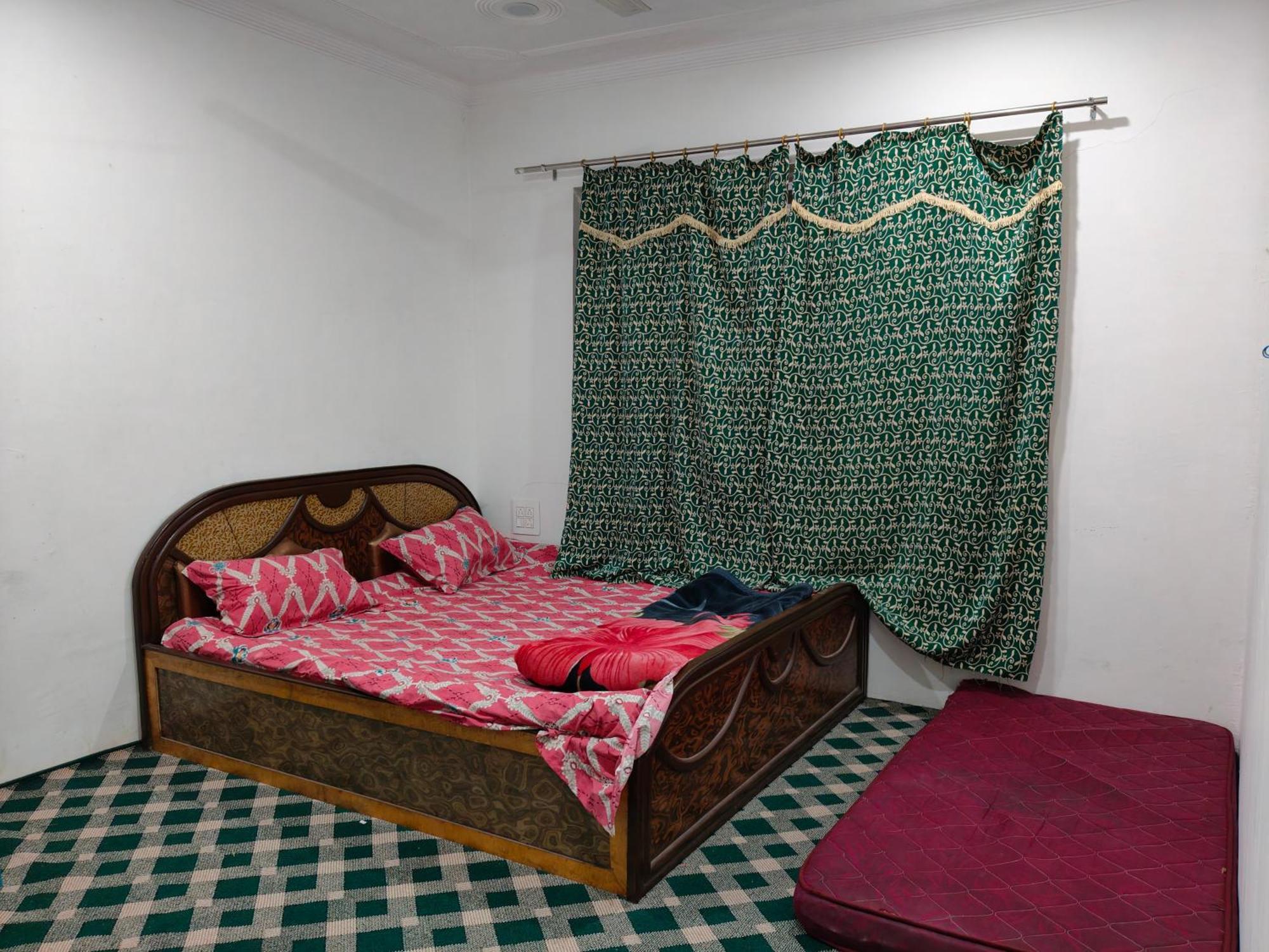Gulzar * Srinagar (Jammu and Kashmir)