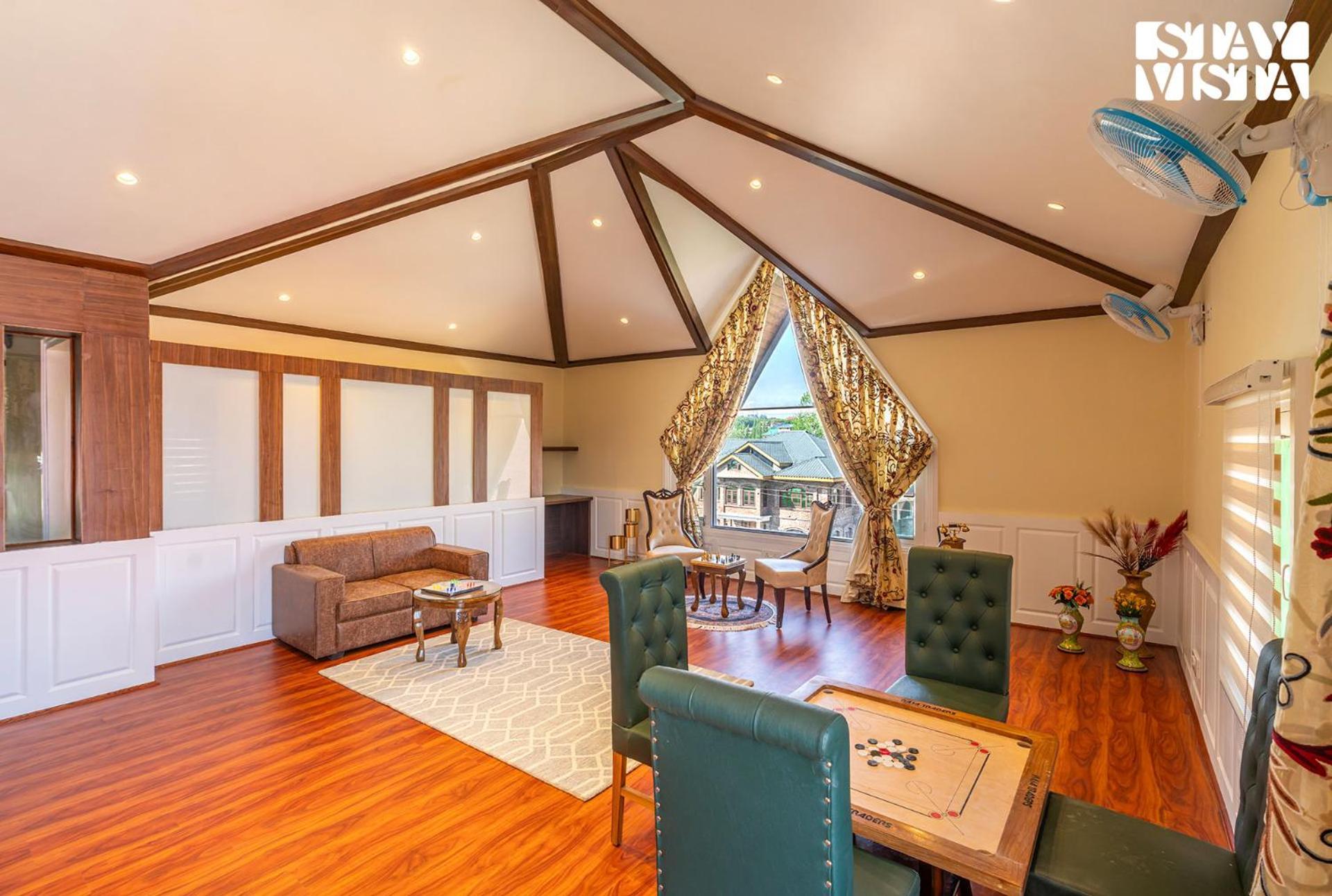Villa Stayvista At Gauhar With Projector Set-up, Steam & Indoor Jacuzzi