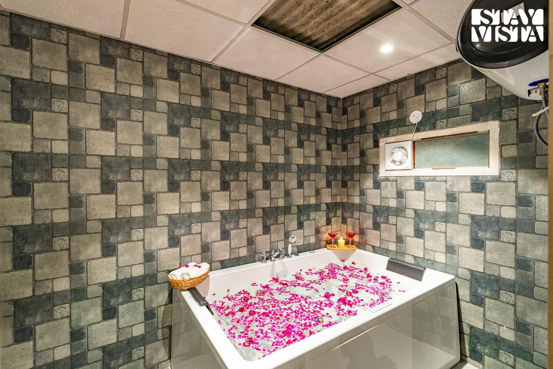 Stayvista At Gauhar With Projector Set-up, Steam & Indoor Jacuzzi Villa