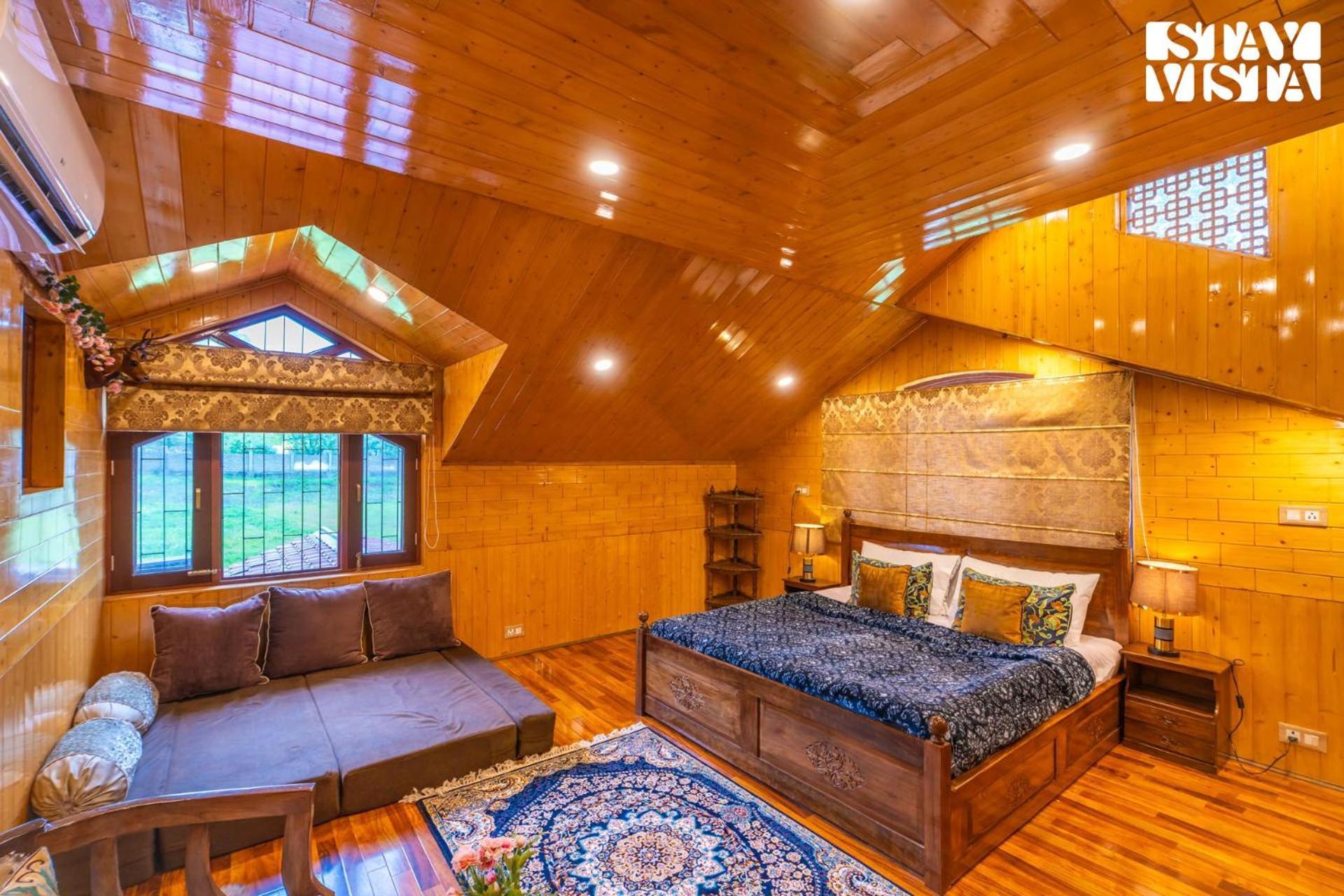 Villa Stayvista At Nazneen With Bonfire & Gazebo Srinagar (Jammu and Kashmir)