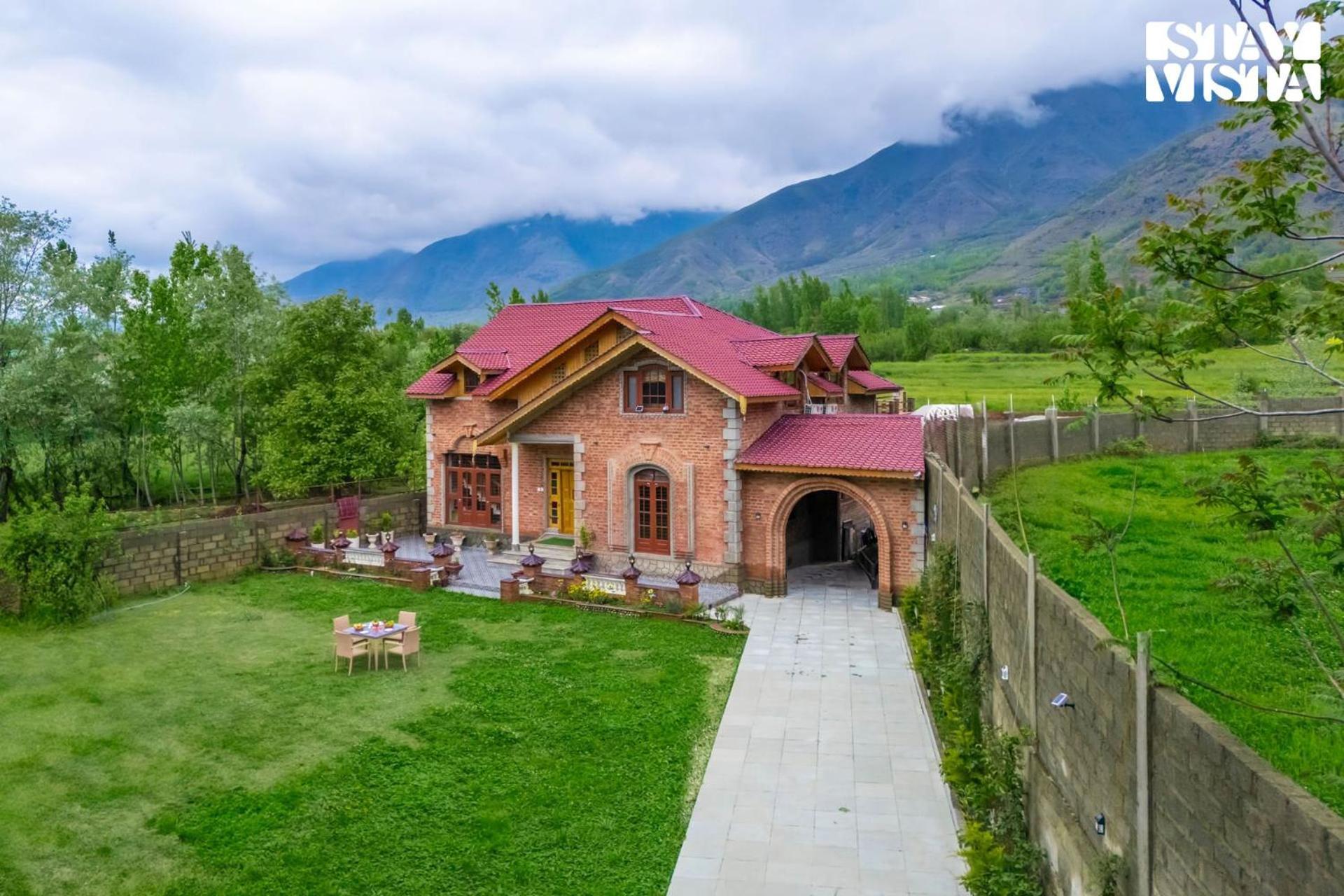 Stayvista At Nazneen With Bonfire & Gazebo * Srinagar (Jammu and Kashmir)