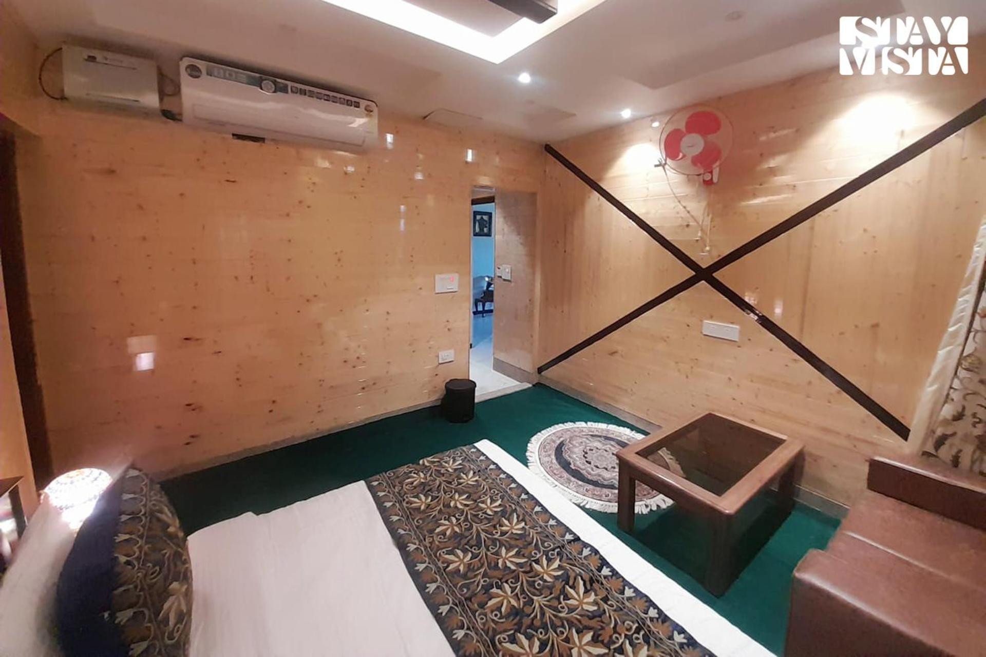 Villa Stayvista At Gauhar With Projector Set-up, Steam & Indoor Jacuzzi Srinagar (Jammu and Kashmir)