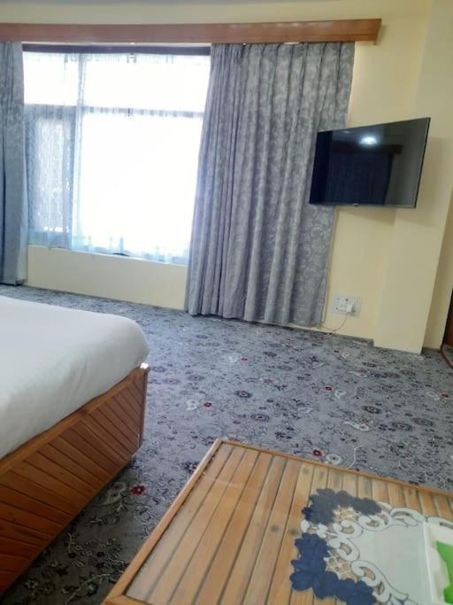 Family Floor At Riverside * Srinagar (Jammu and Kashmir)