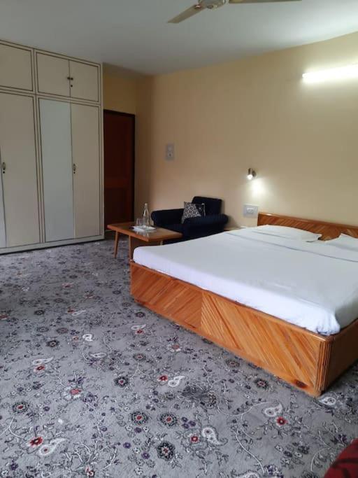 Family Floor At Riverside * Srinagar (Jammu and Kashmir)