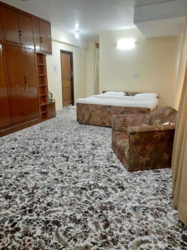 Family Floor At Riverside * Srinagar (Jammu and Kashmir)