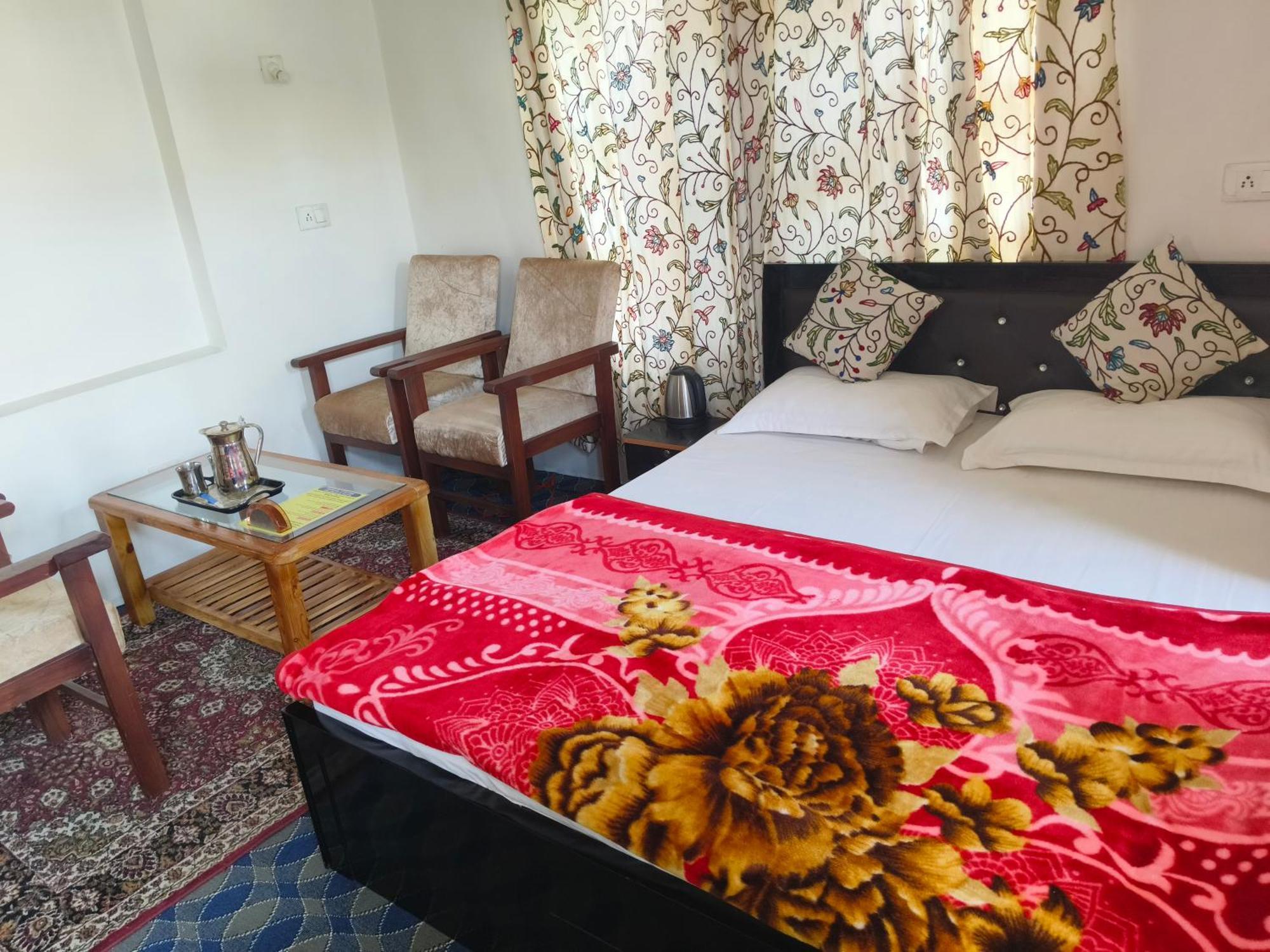 Guest house Bashaw Residency, Rated Family Near Airport