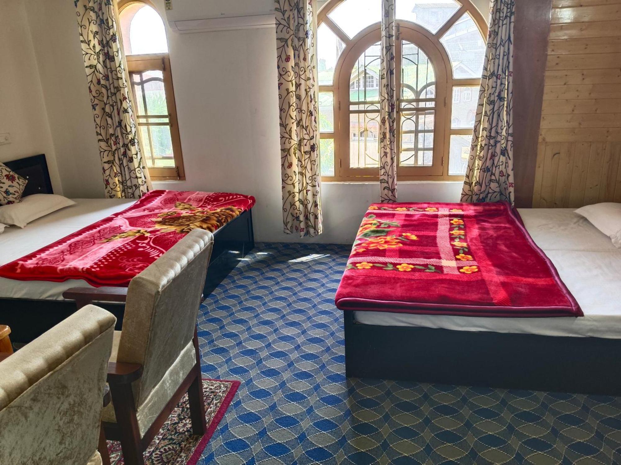 Bashaw Residency, Rated Family Near Airport Srinagar (Jammu and Kashmir)