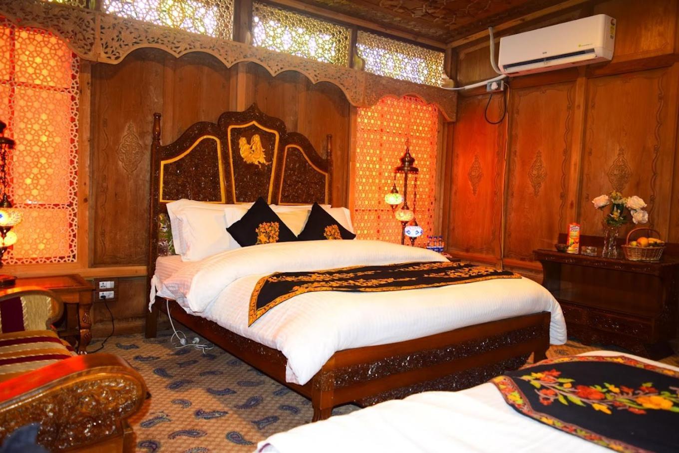 The Heritage Group Of Houseboats Hotel