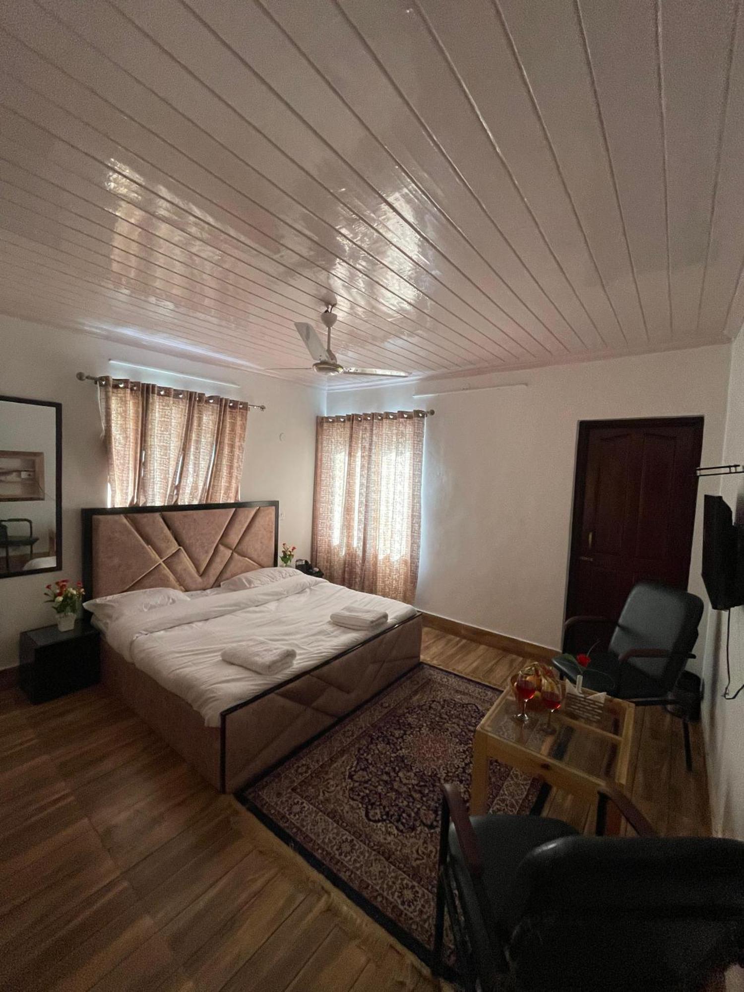 Guest house The Valley Shelter By De-villaz Srinagar (Jammu and Kashmir)