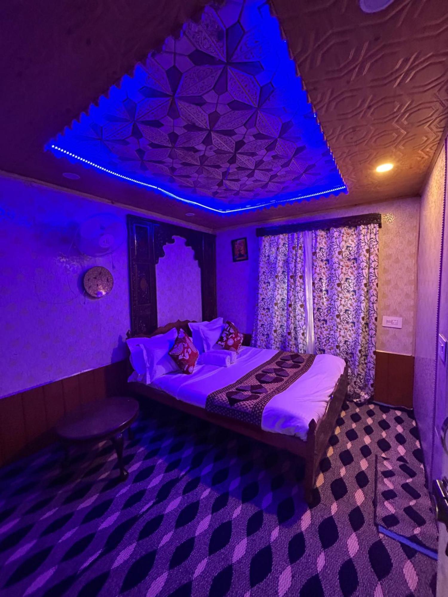 Anam Group Of Houseboats Hotel Srinagar (Jammu and Kashmir)