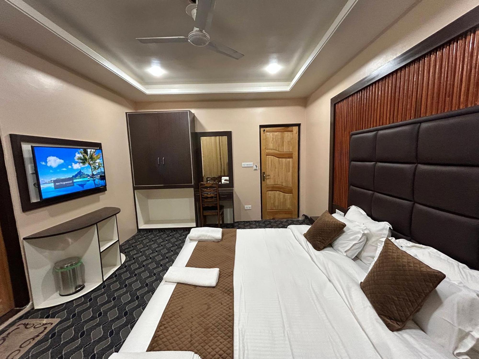 Fair Mount, Airport Road, Humhama Hotel 3*