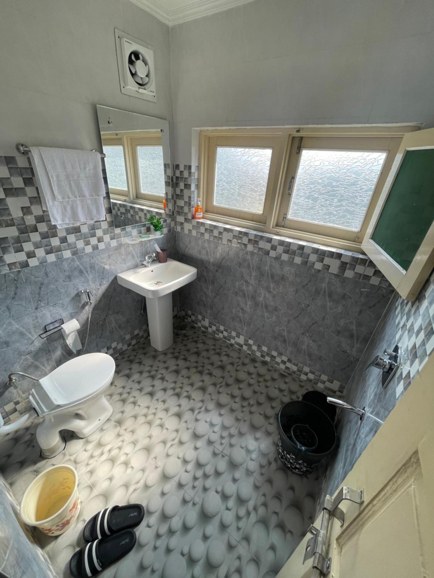 Khwaab Gah By The Khayabaan-homestay Fully Furnished With Functional Kitchen, Wifi & Parking In Centre Apartment *