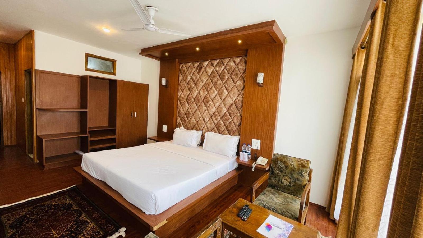 Hotel Zoz Dal View Srinagar (Jammu and Kashmir)