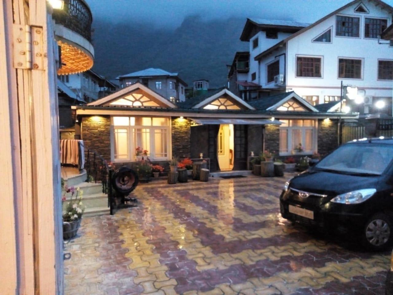 Group Of 4* Srinagar (Jammu and Kashmir)