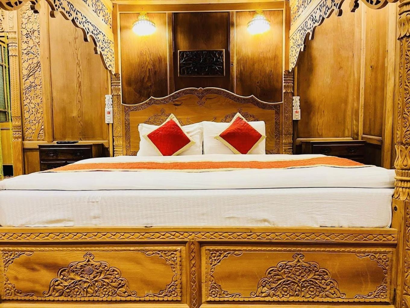 Floating Luxury Group Of Houseboats 4* Srinagar (Jammu and Kashmir)