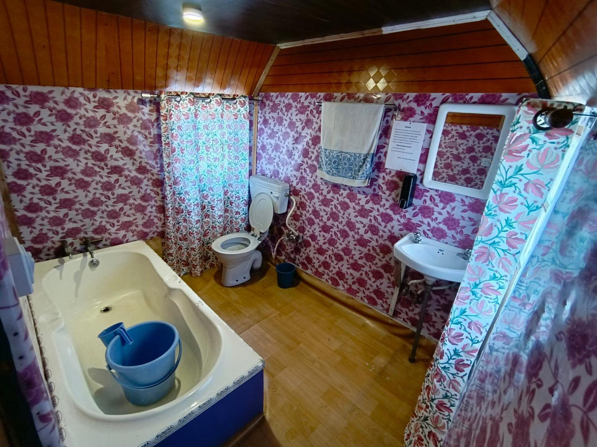 The Dreamer Destination' Houseboat 2*