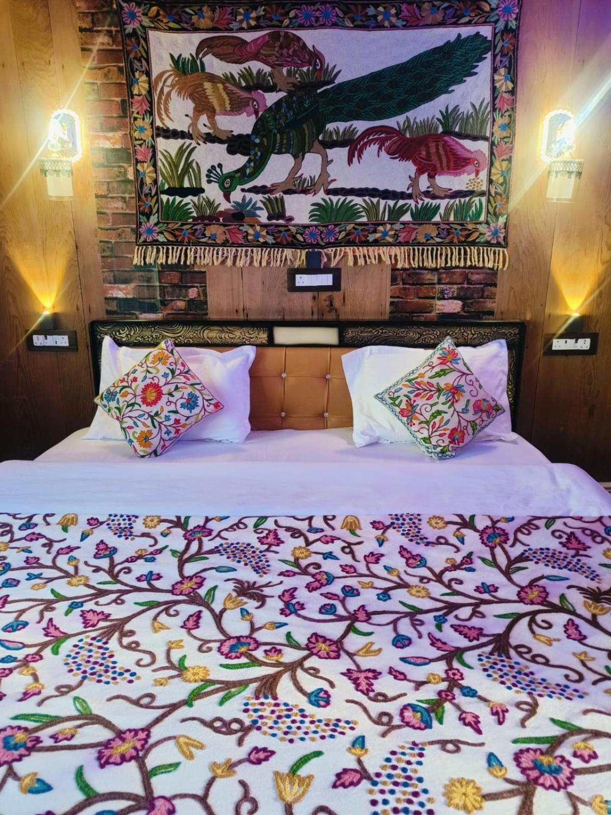 Houseboat New Suzan Srinagar (Jammu and Kashmir)