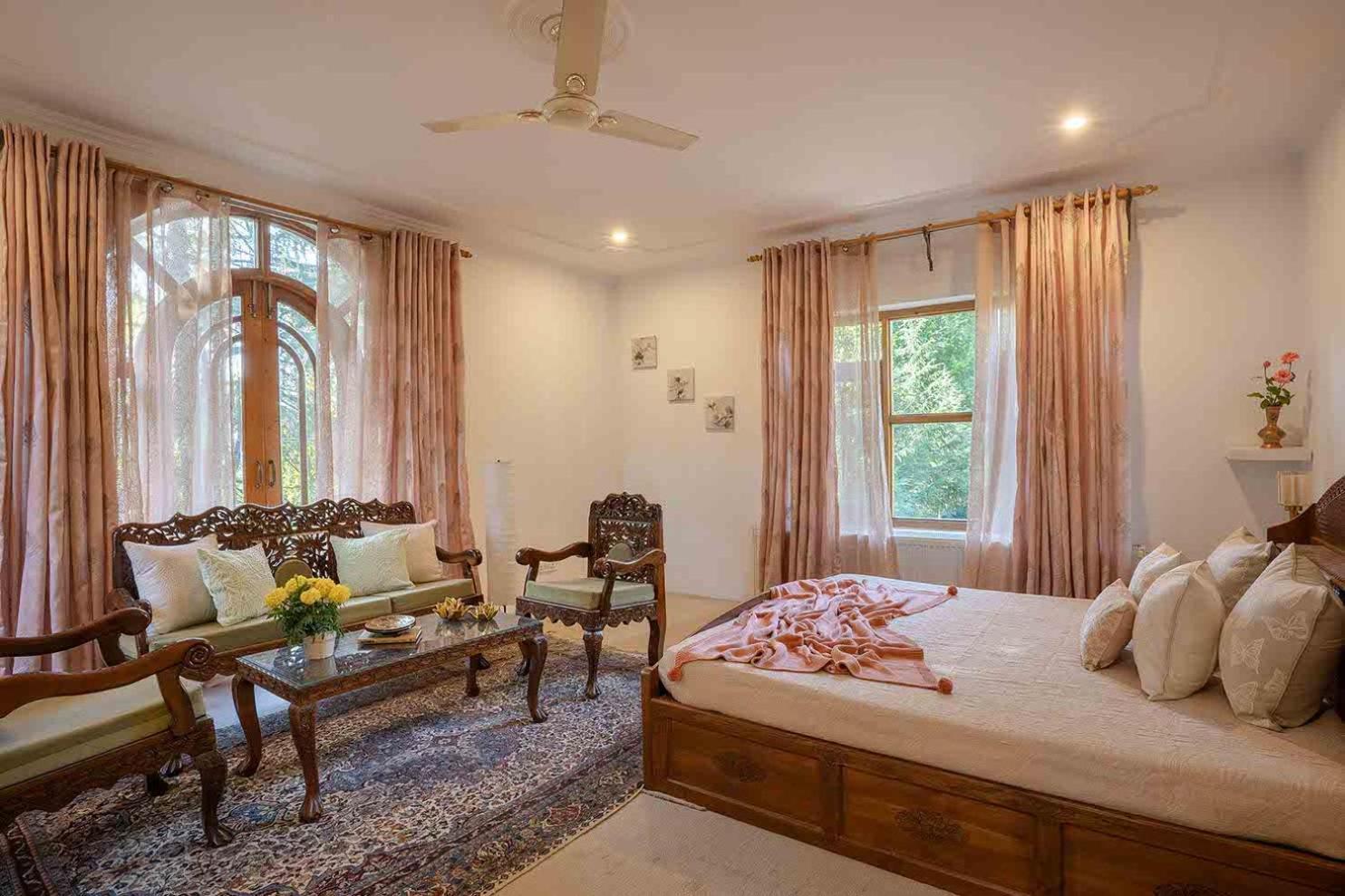 Lohonostays The Manor Villa Srinagar (Jammu and Kashmir)