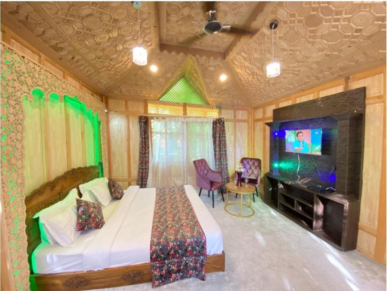The Apollo 11 Luxury Houseboat Srinagar (Jammu and Kashmir)