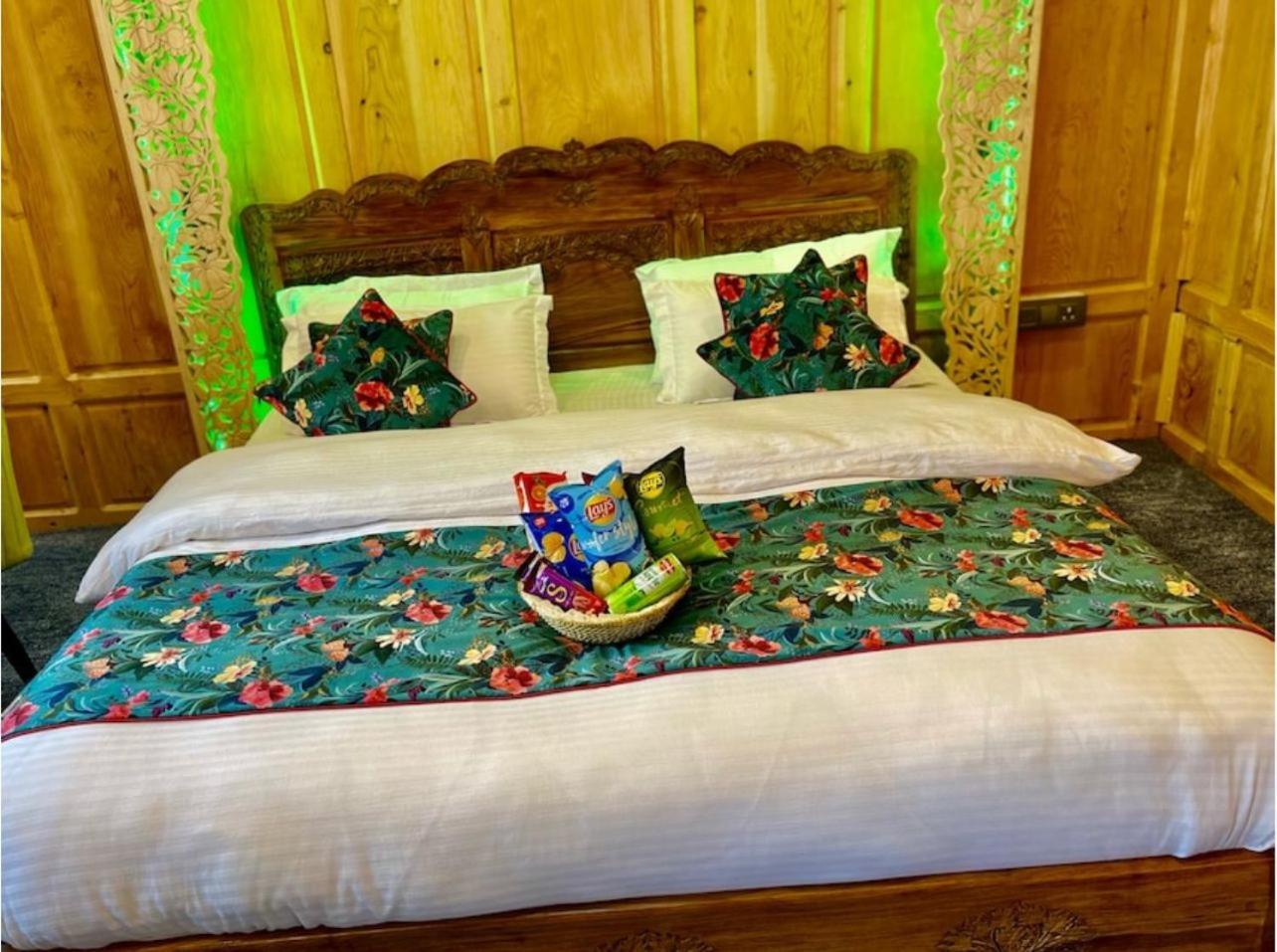 The Apollo 11 Luxury Houseboat 4* Srinagar (Jammu and Kashmir)