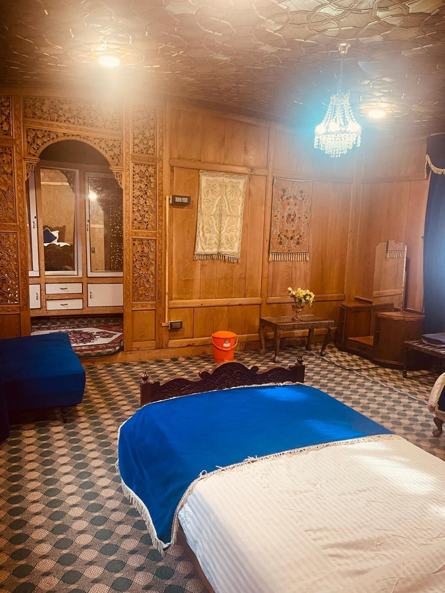 Botel The Apollo 11 Luxury Houseboat Srinagar (Jammu and Kashmir)