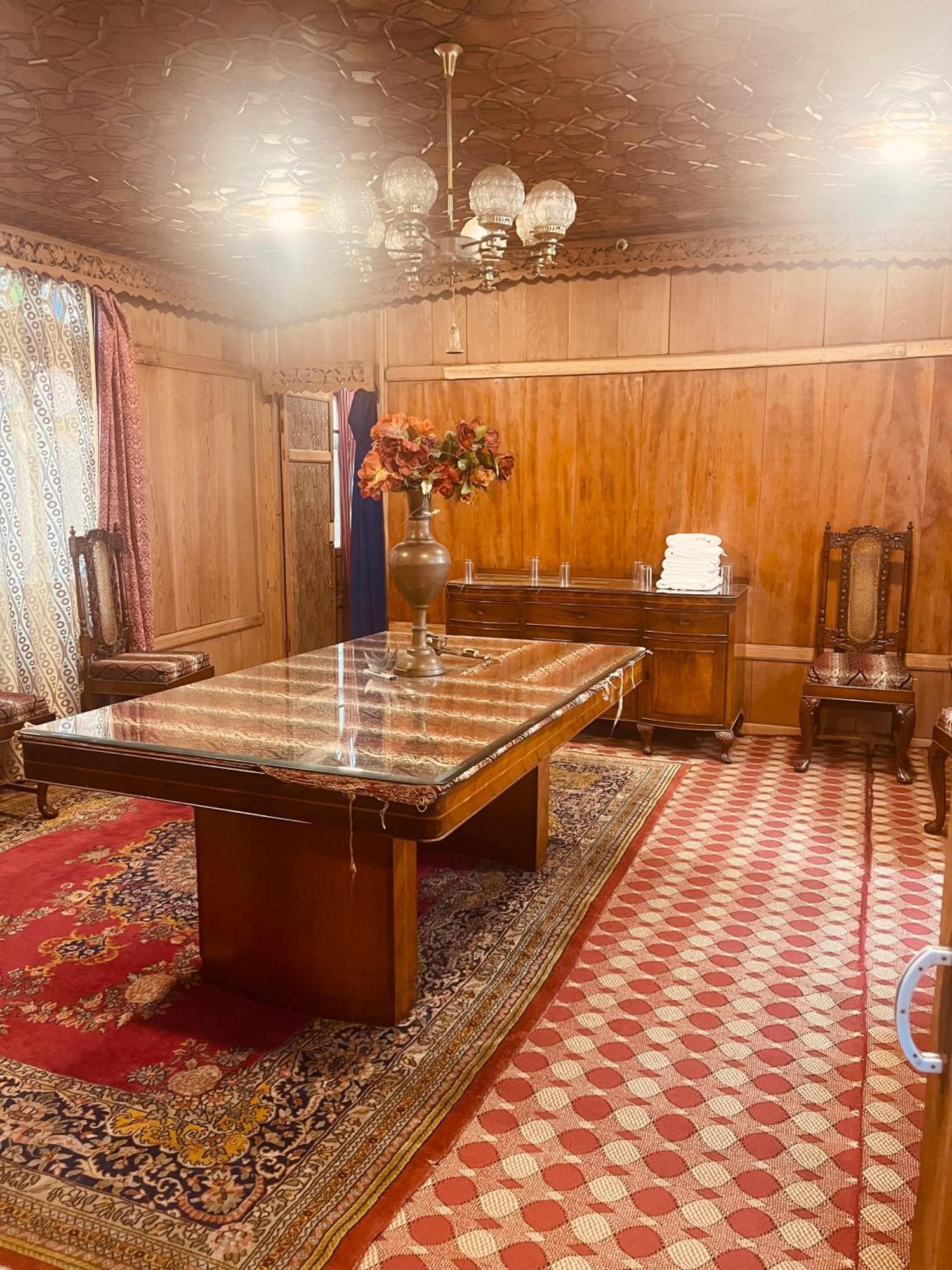 The Apollo 11 Luxury Houseboat Srinagar (Jammu and Kashmir)