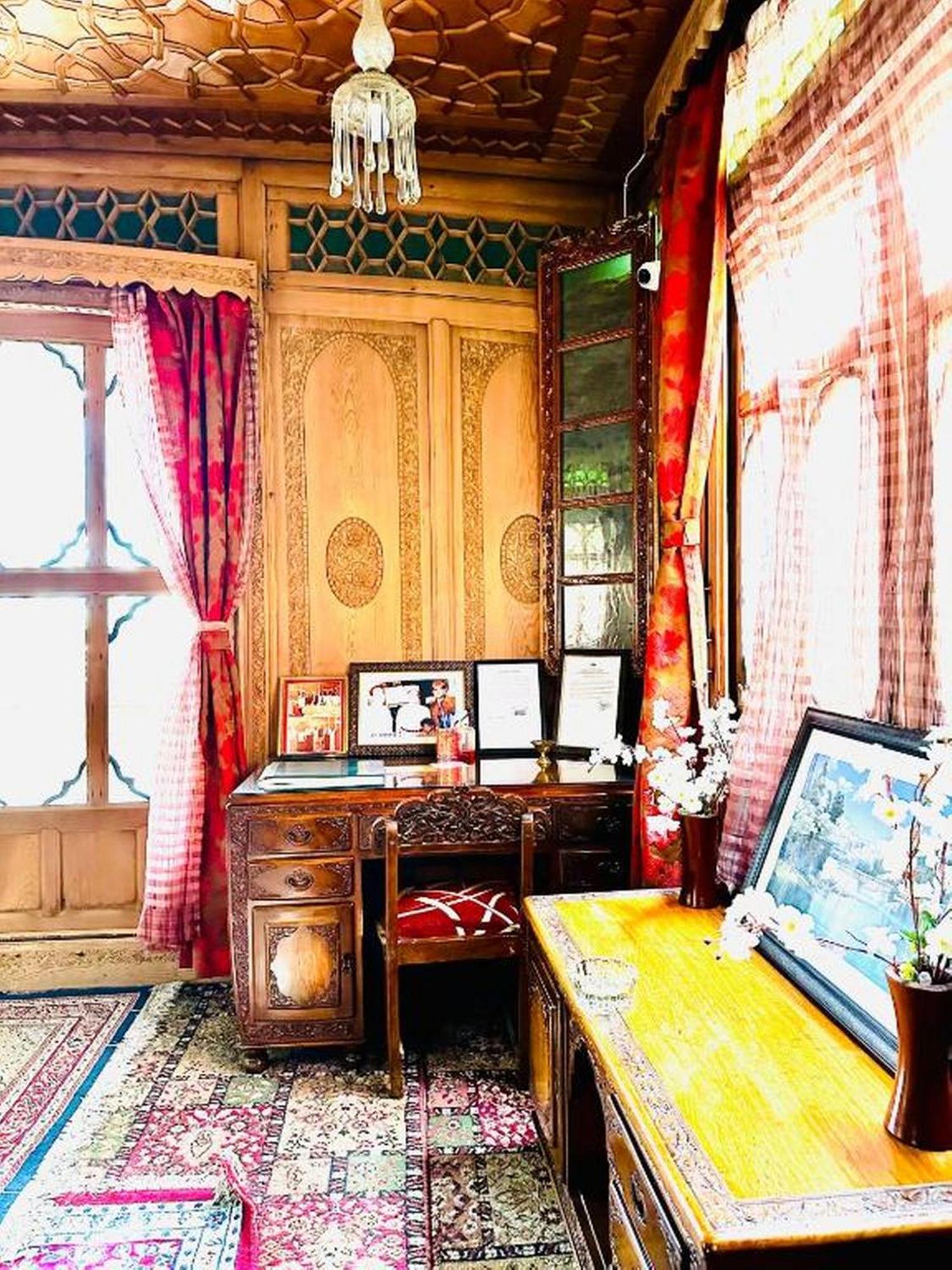 Floating Luxury Group Of Houseboats Botel Srinagar (Jammu and Kashmir)