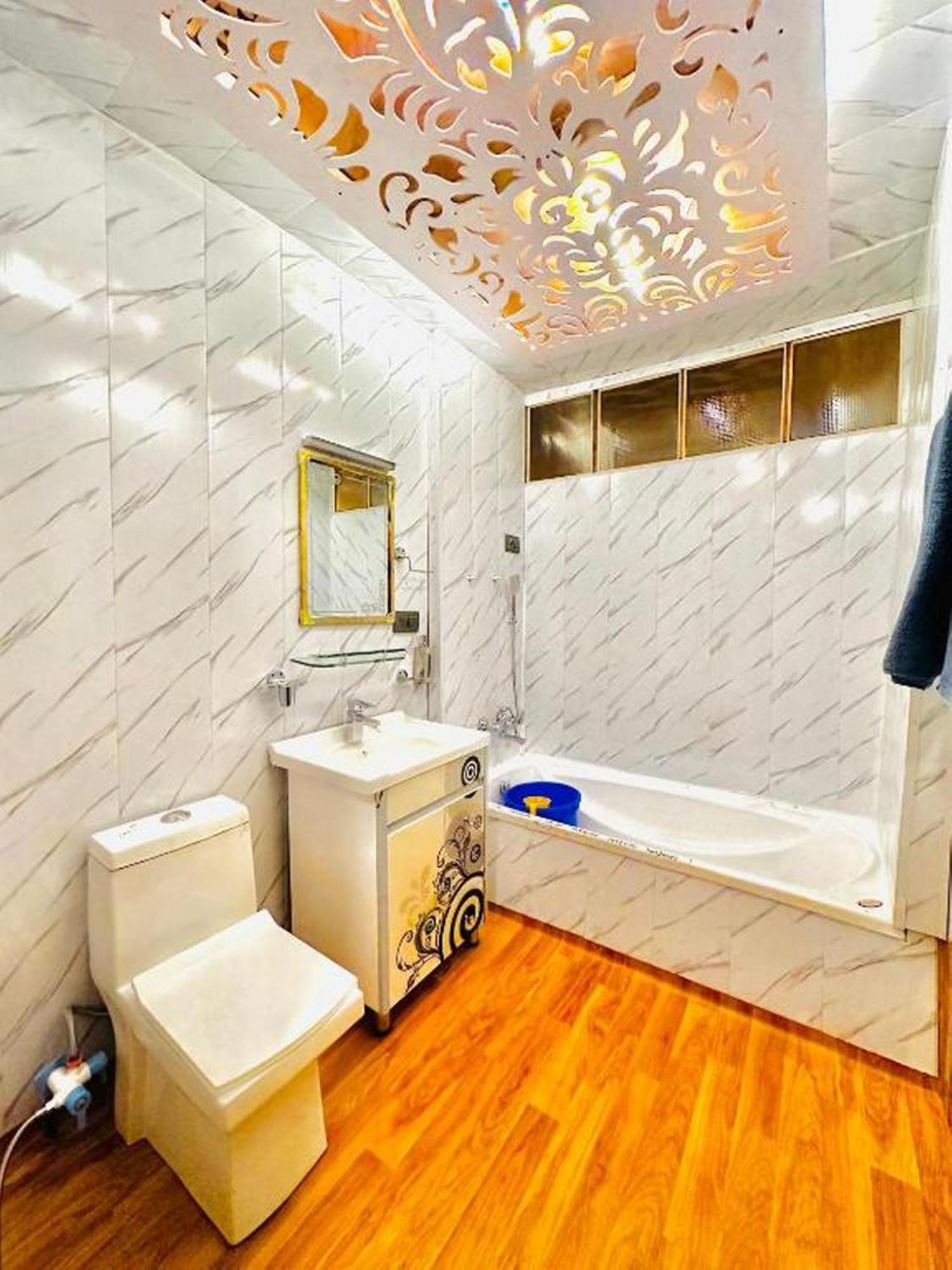Floating Luxury Group Of Houseboats Botel Srinagar (Jammu and Kashmir)