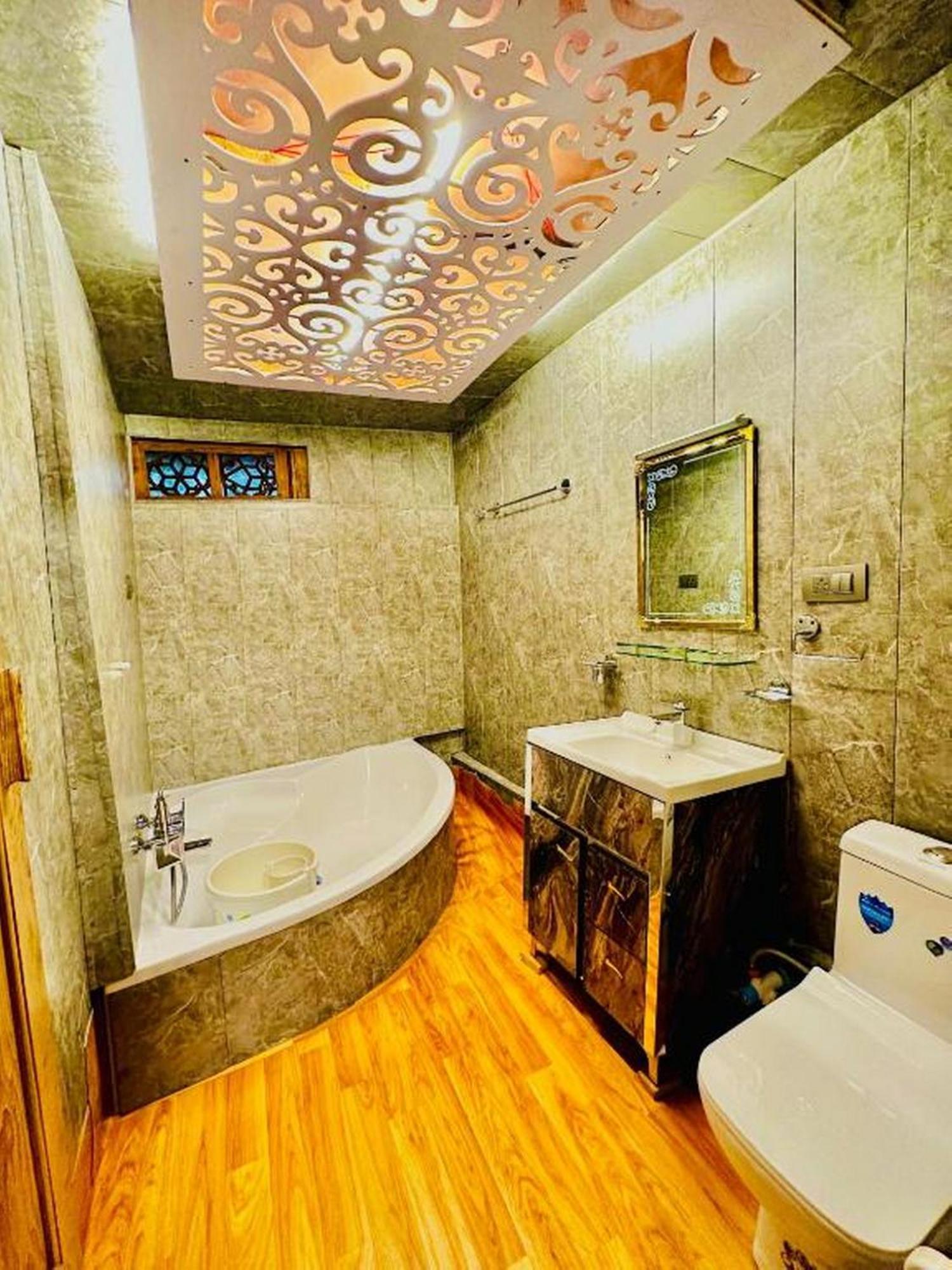 Floating Luxury Group Of Houseboats Botel