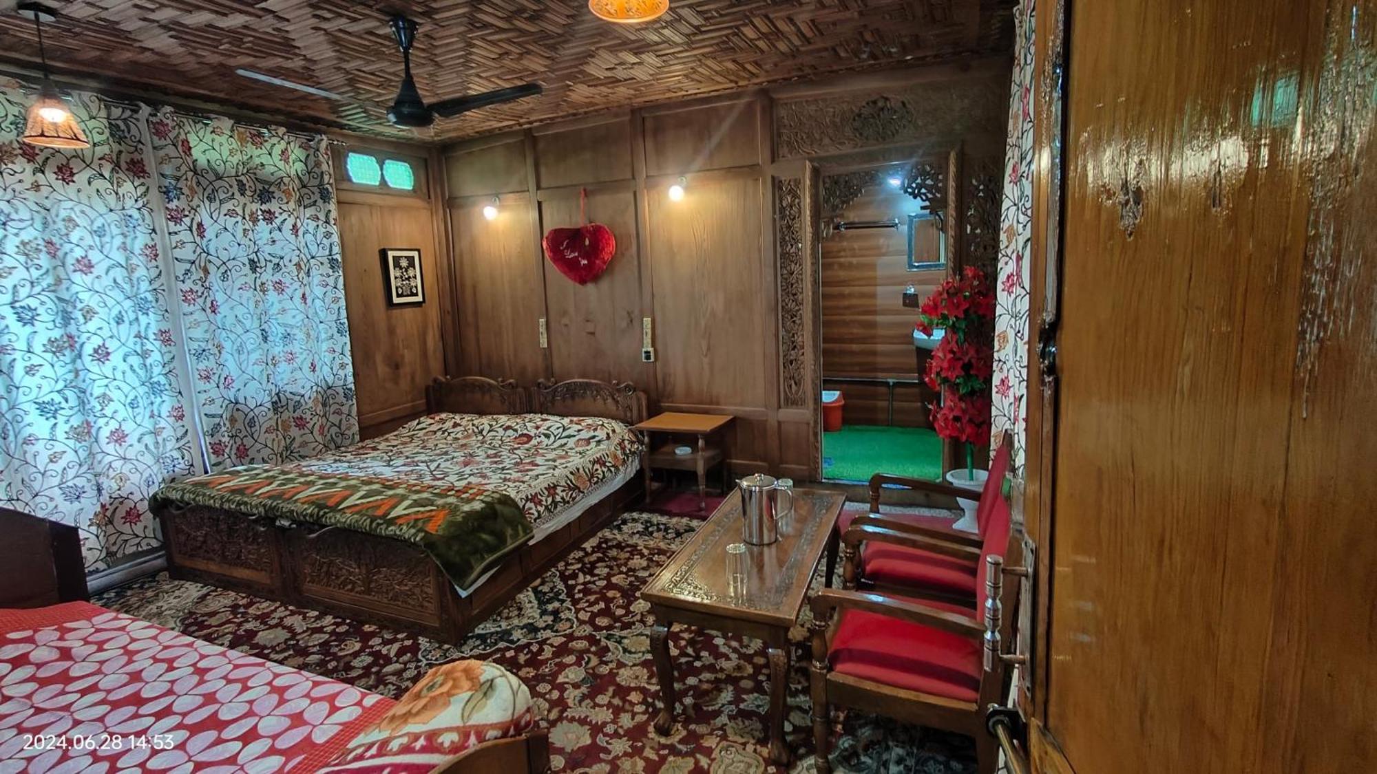 Houseboat Karima Palace Hotel Srinagar (Jammu and Kashmir)
